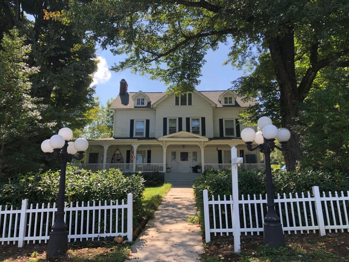 Love Lane Bed & Breakfast 韦恩斯维尔 外观 照片