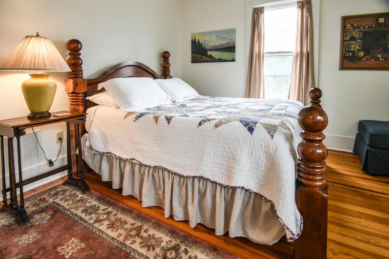 Love Lane Bed & Breakfast 韦恩斯维尔 外观 照片