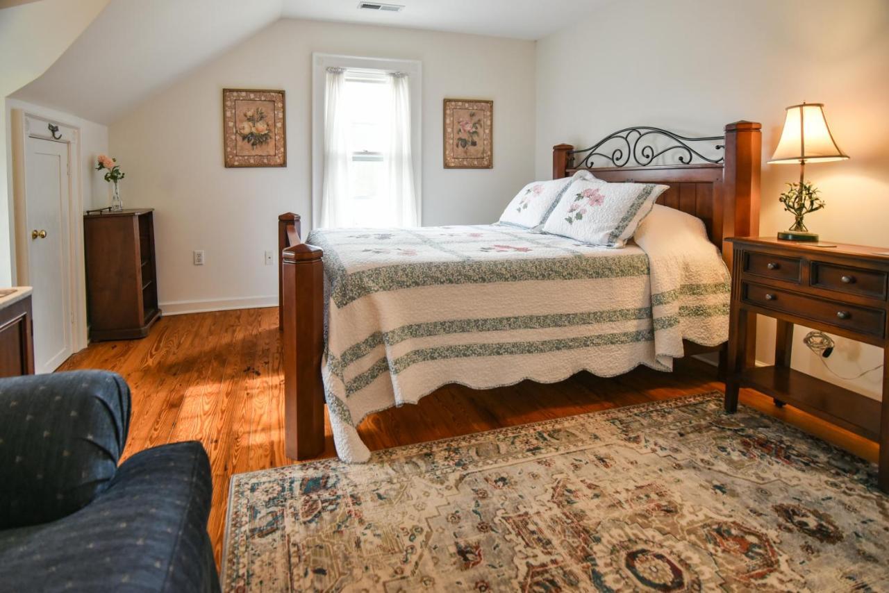 Love Lane Bed & Breakfast 韦恩斯维尔 外观 照片